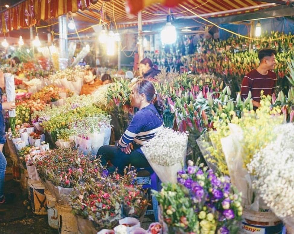 Chợ hoa Quảng Bá về đêm