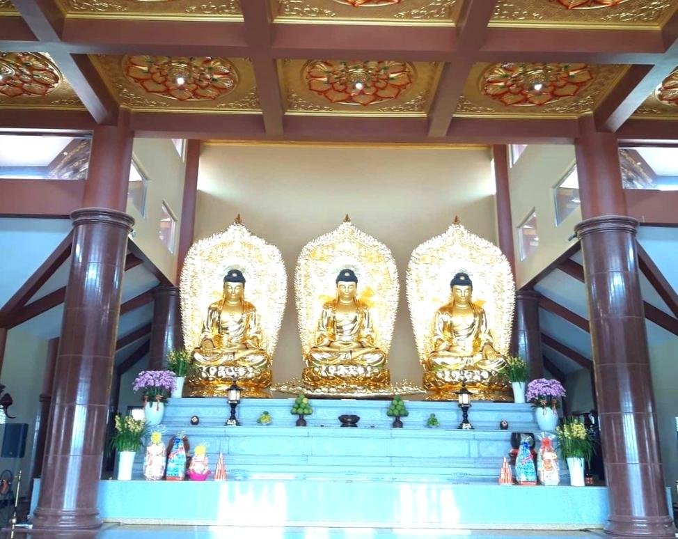 Ba bức tượng Phật bên trong chùa (@co_dai_bat_diet)