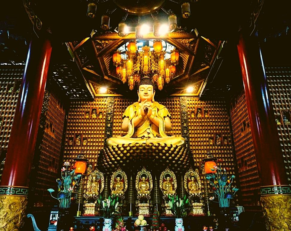 Tượng Phật Thích Ca Mâu Ni ngồi trên hàng ngàn cánh sen (@breakpointadam)
