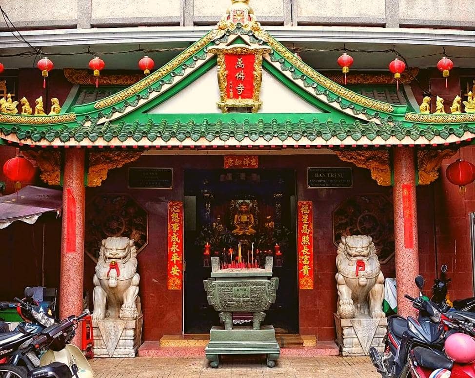 Cổng chùa Vạn Phật 