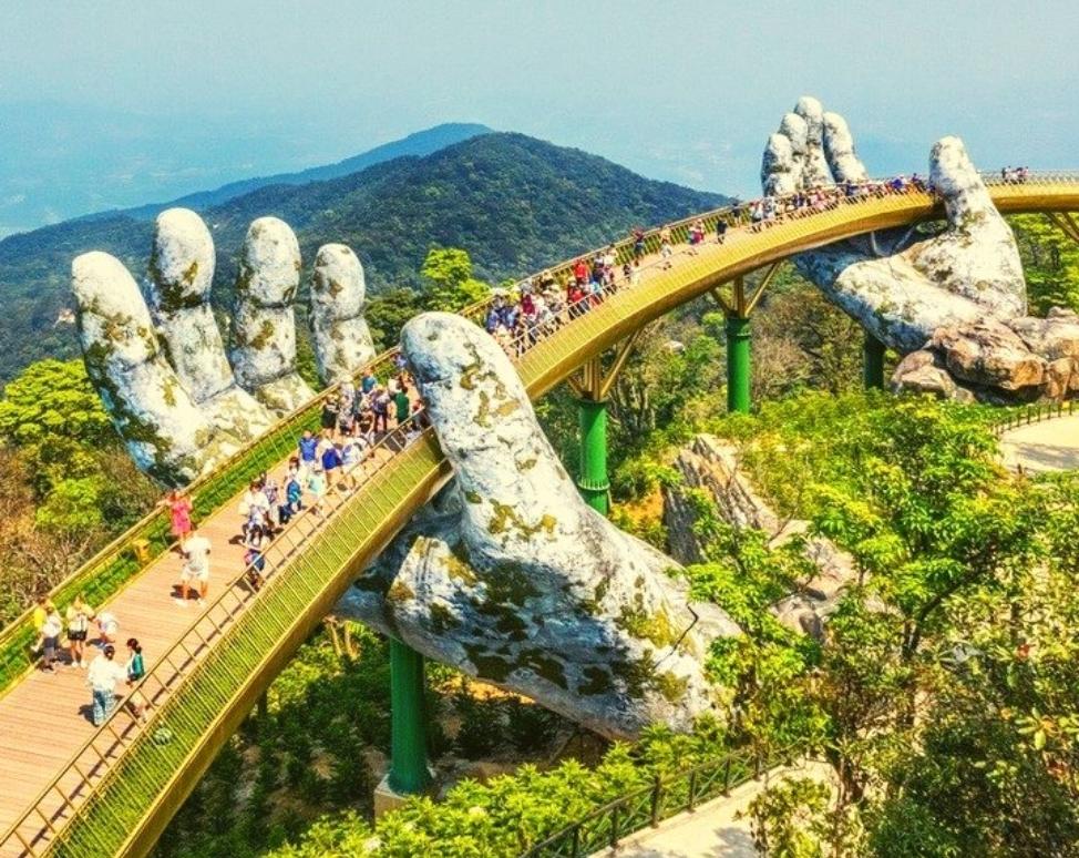 Cầu Vàng Đà Nẵng là một trong những công trình kiến trúc độc đáo và đẹp nhất Việt Nam. Hãy đến xem hình ảnh này để chiêm ngưỡng vẻ đẹp của cây cầu được thiết kế độc đáo và nổi bật giữa cảnh quan thiên nhiên tuyệt đẹp. Bạn sẽ không thể rời mắt khỏi hình ảnh này.