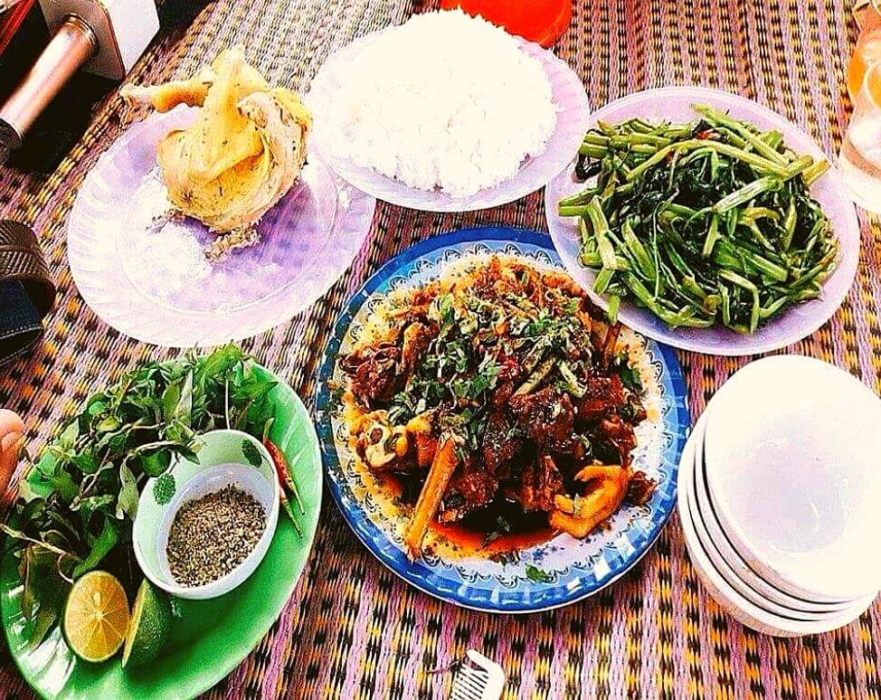 Thưởng thức ẩm thực tại suối Voi Huế