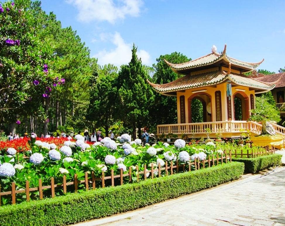 Khuôn viên chùa Thiền Viện Trúc Lâm Đà Lạt