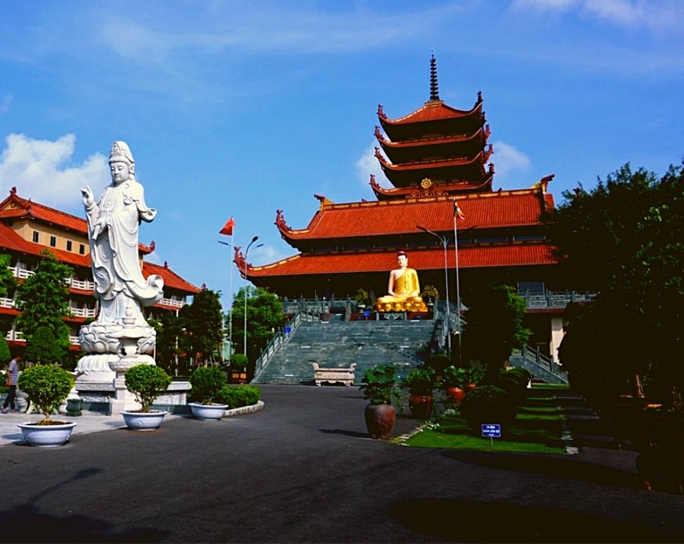 Khuôn viên rộng lớn của chùa Phật cô đơn