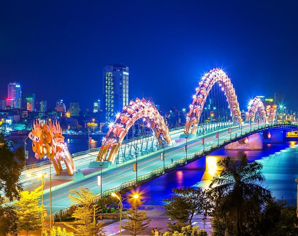 Cầu Rồng Đà Nẵng phát sáng về đêm