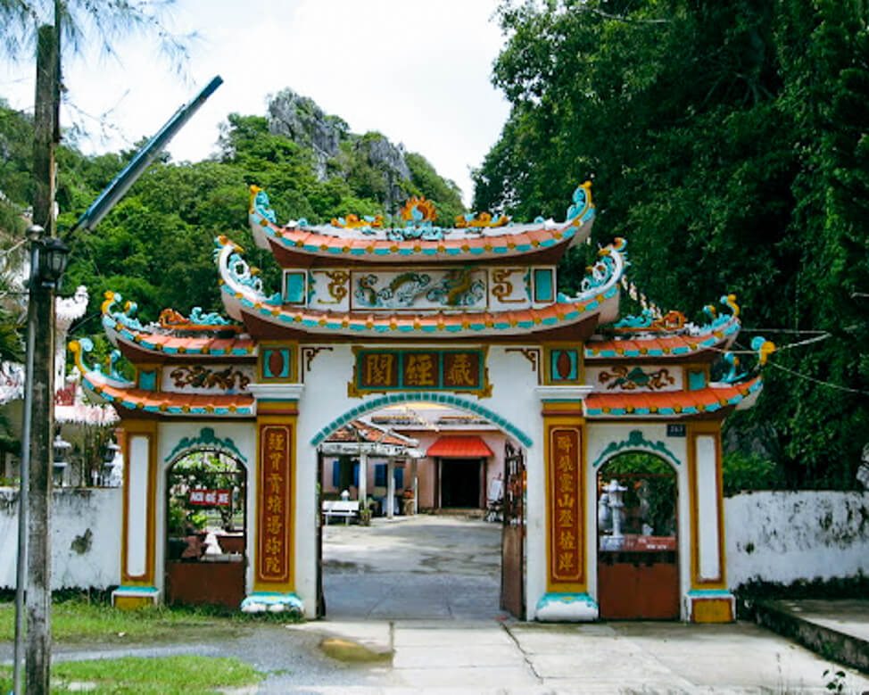 Cổng Tam Quan chùa Hang