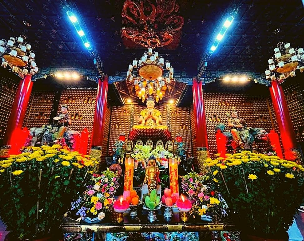 Chánh điện chùa Vạn Phật (@phonglet79)