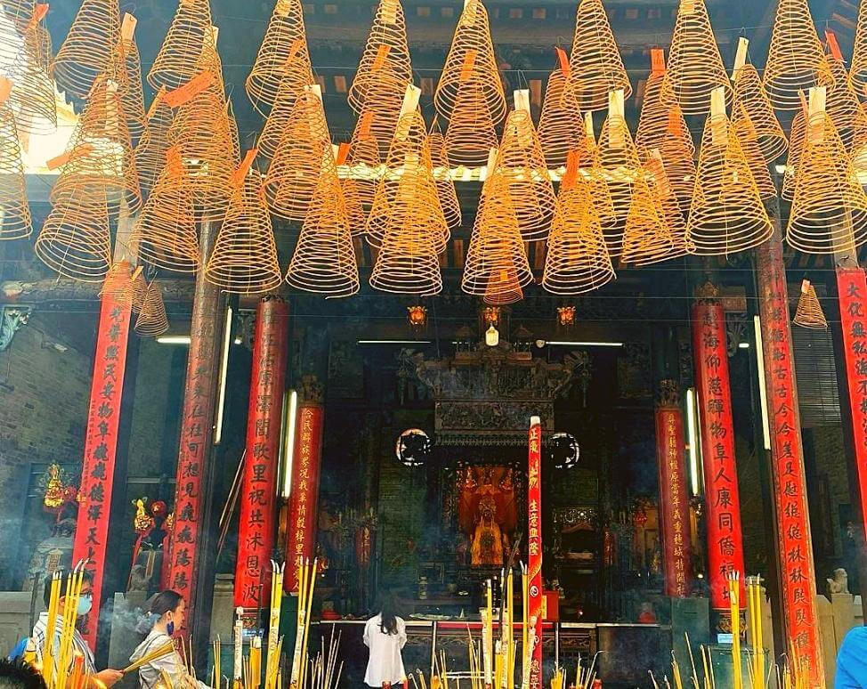 Hình ảnh người dân đang tháp nhang tại chùa Bà Thiên Hậu (@_chang5794_)
