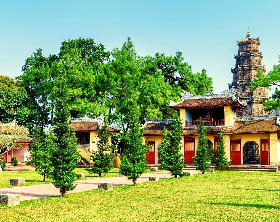 Khuôn viên chùa Thiên Mụ