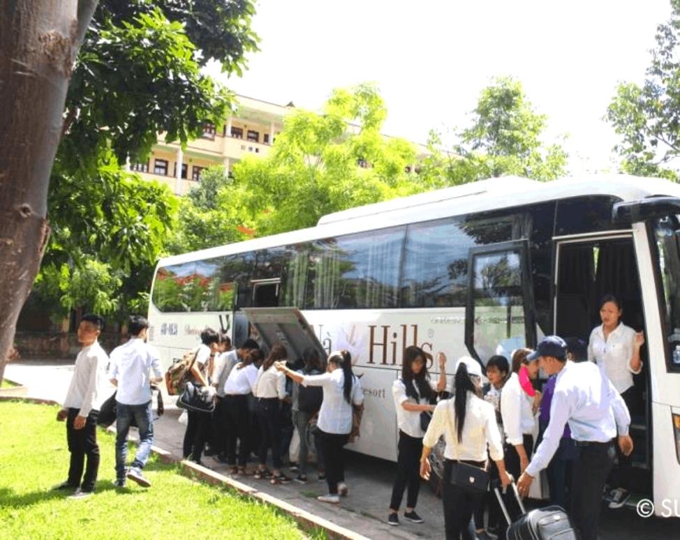 Xe bus đi cầu vàng Đà Nẵng