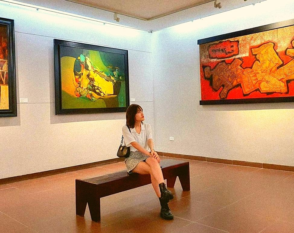 Chụp ảnh tại bảo tàng mỹ thuật Đà Nẵng 