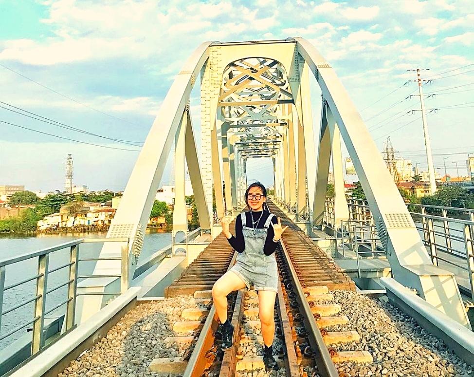Chụp ảnh tại cầu đường sắt Bình Lợi (@phuongthaohuh)