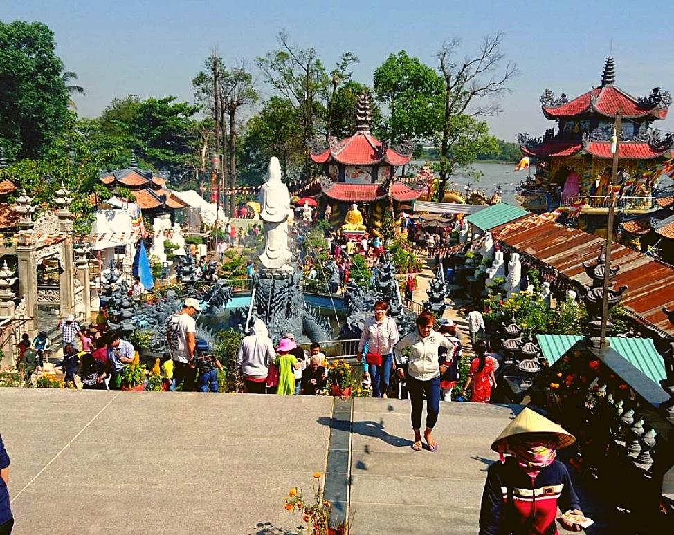 Hình ảnh người dân đi lễ cúng tại chùa Châu Đốc 3 quận 9 