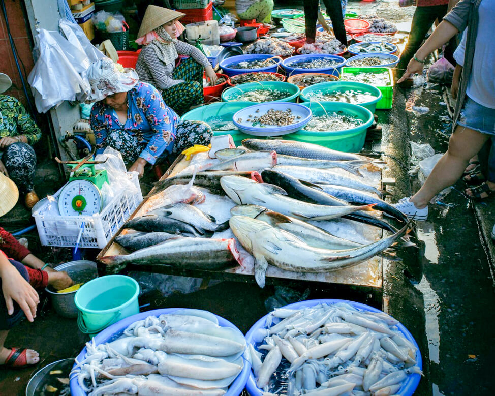 Mua bán hải sản tại chợ - Nguồn: mia.vn
