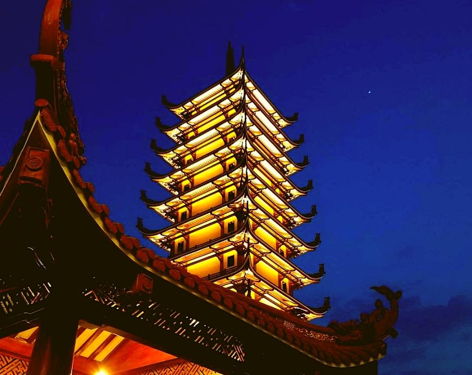 Hình ảnh bảo tháp Việt Nam Quốc Tự về đêm 