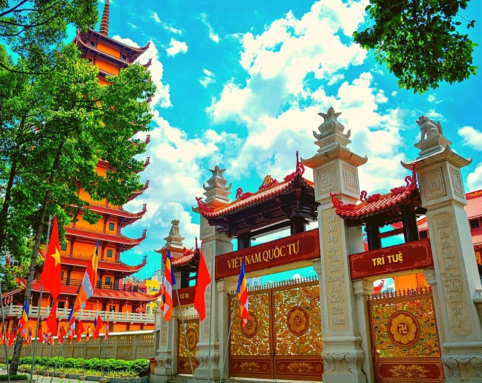 Cổng chùa Việt Nam Quốc Tự 