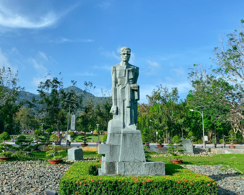 Bức tượng trao áo nghĩa trang Hàng Dương 