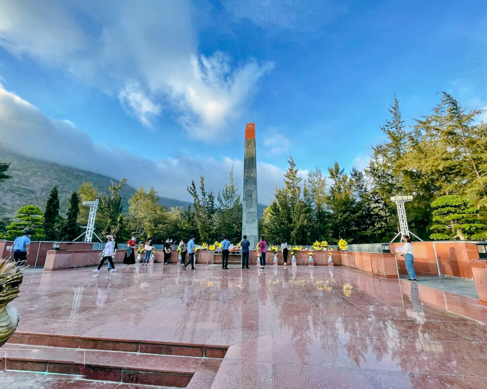 Đài tưởng niệm Nghĩa trang Hàng Dương