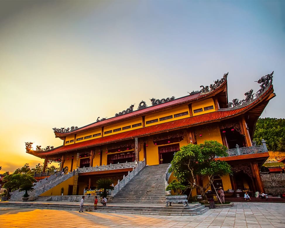 chính điện chùa ba vàng