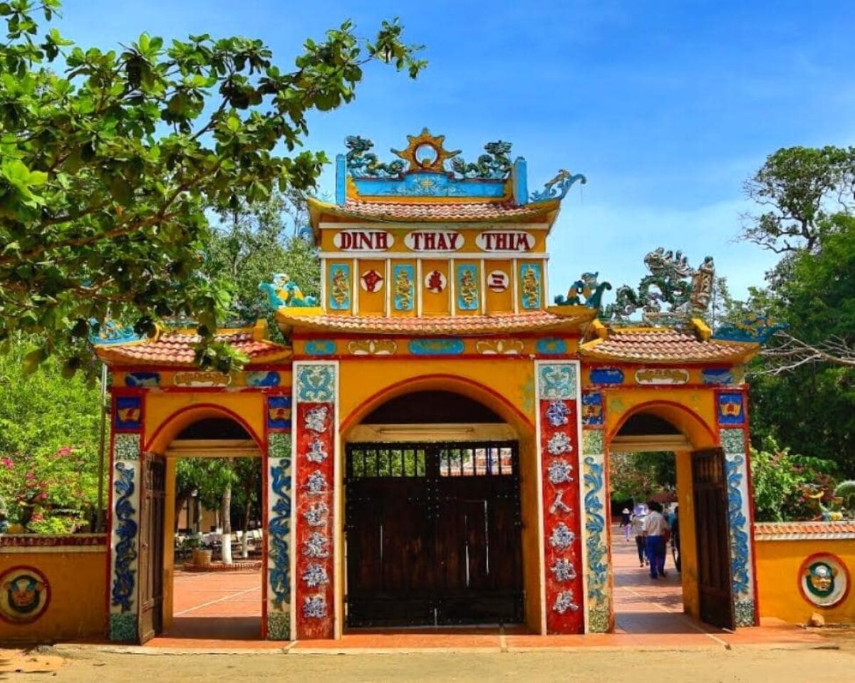 KHUNG CẢNH CHÙA CỔ THẠCH HIÊN NGANG GIỮA ĐÁ VÀ BIỂN