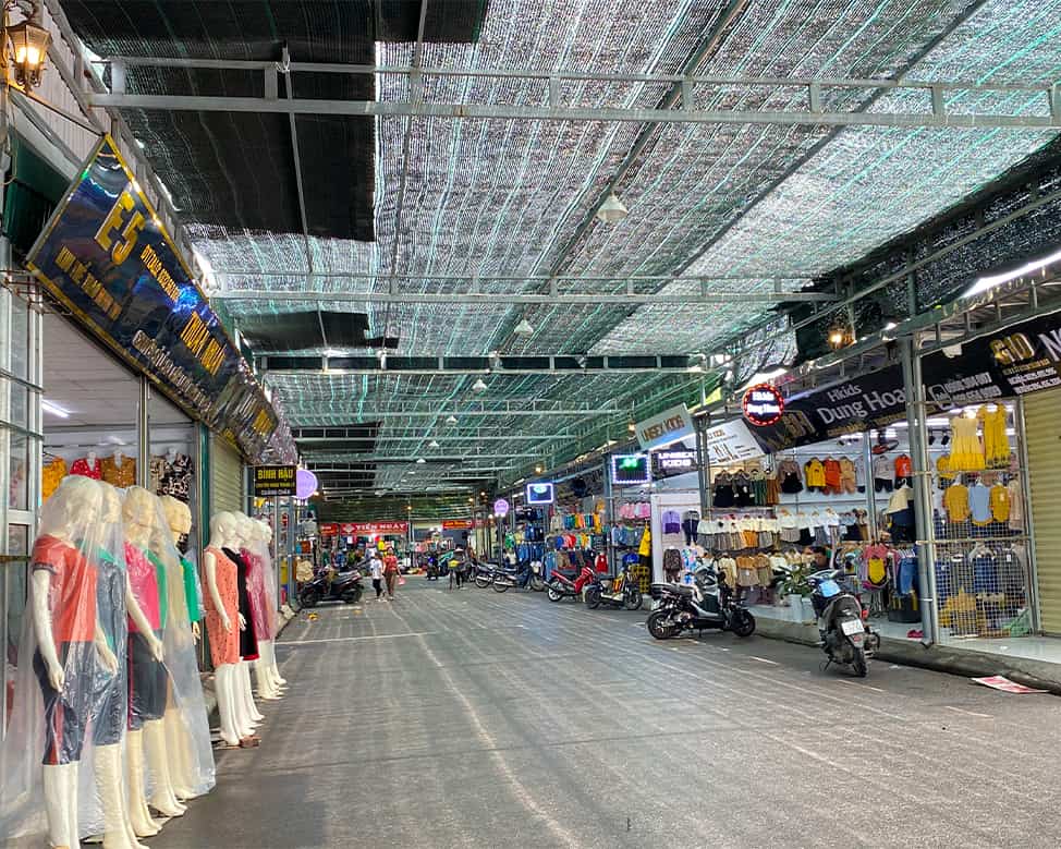 một khu mua sắm tại chợ ninh hiệp